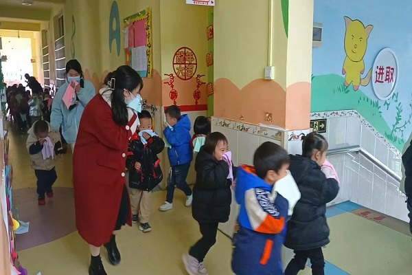 莲花县消防救援大队上门指导南岭乡中心幼儿园开展消防疏散演练